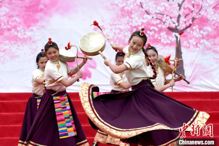 3月28日，西藏林芝第二十屆桃花旅游文化節(jié)開(kāi)幕式上的文藝表演。　李林 攝
