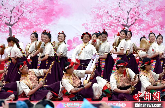 3月28日，西藏林芝第二十屆桃花旅游文化節(jié)開(kāi)幕式上的文藝表演。　李林 攝