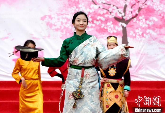 3月28日，西藏林芝第二十屆桃花旅游文化節(jié)開(kāi)幕式上的文藝表演?！±盍?攝