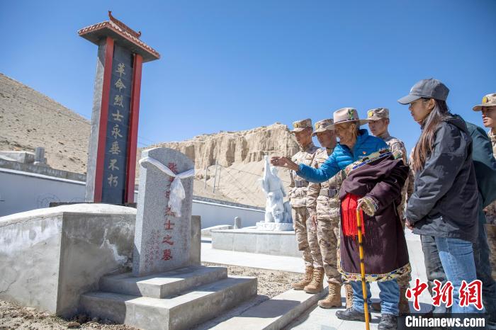 圖為在西藏阿里地區(qū)札達縣烈士陵園，82歲的次仁南杰老人為軍民代表講述新舊西藏的變化?！詵| 攝