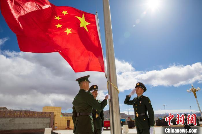 圖為在西藏阿里地區(qū)札達縣，軍民共同舉行升國旗儀式，慶祝西藏百萬農奴解放紀念日。　劉曉東 攝
