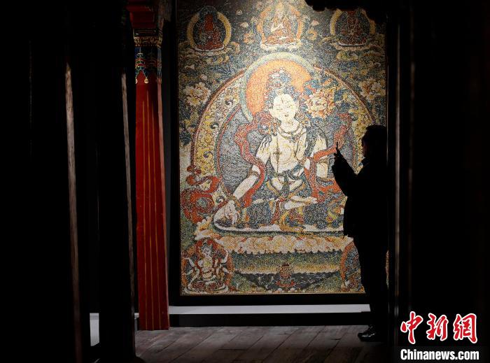 3月31日，觀眾欣賞展覽中的作品。　李林 攝