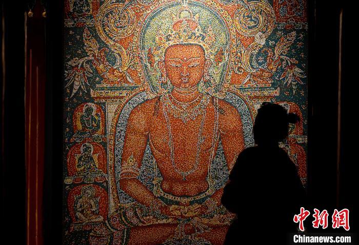 3月31日，觀眾欣賞展覽中的作品?！±盍?攝