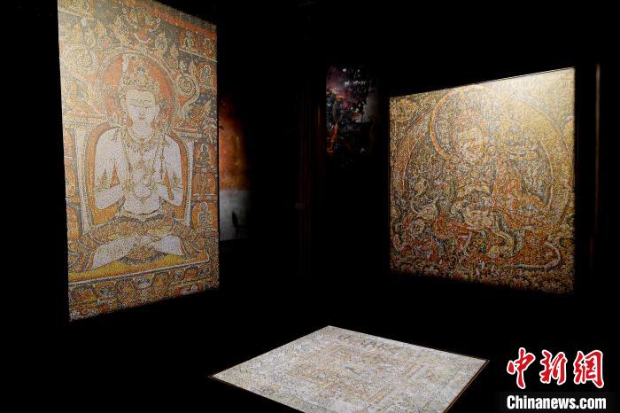 3月31日，觀眾欣賞展覽中的作品。　李林 攝