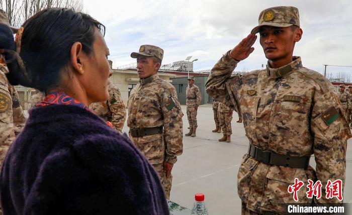 圖為列兵扎西加央向母親敬禮?！詵| 攝