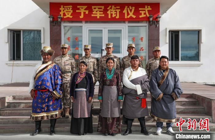 圖為列兵代表與親人合影留念。　劉曉東 攝