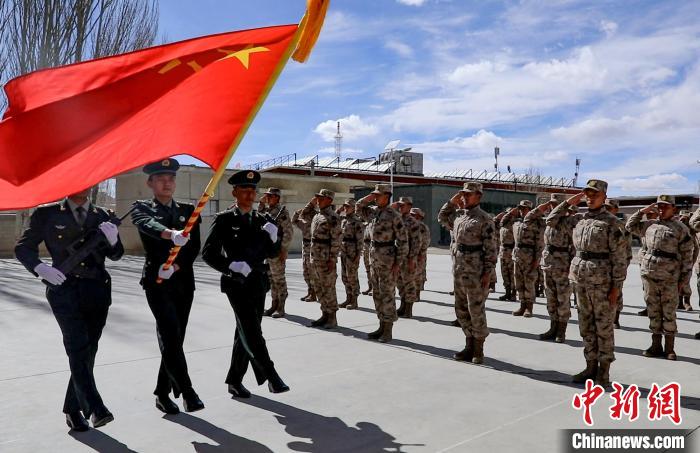 圖為授銜現場迎軍旗?！詵| 攝