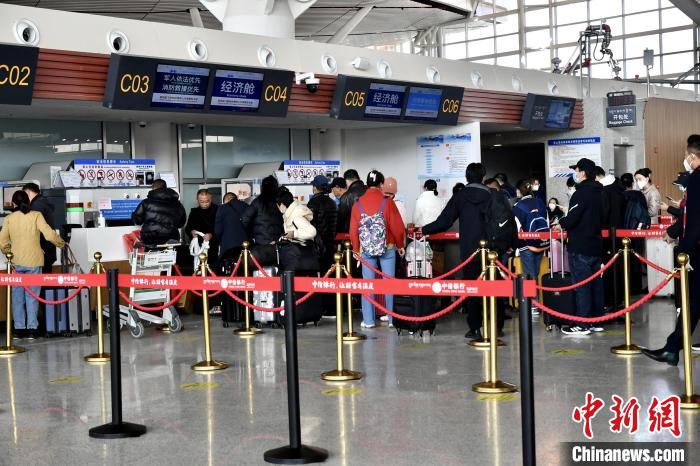 圖為旅客辦理登機(jī)手續(xù)?！≈芎?攝