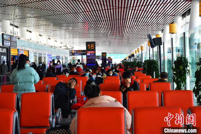 圖為旅客在機(jī)場(chǎng)候機(jī)室等待登機(jī)?！≈芎?攝