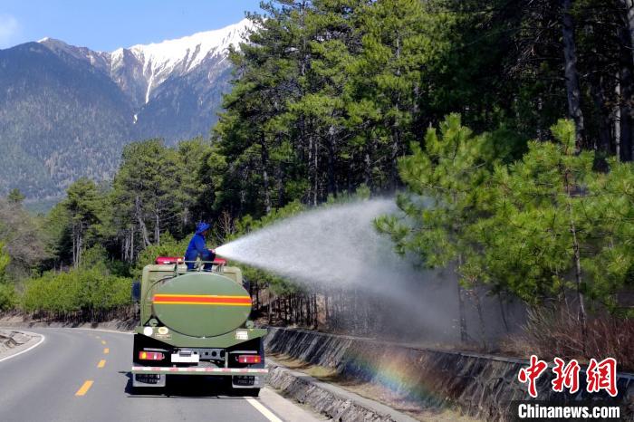 林芝市森林消防支隊(duì)米林中隊(duì)在米林縣一帶開展灑水增濕作業(yè)。　趙健宇 攝