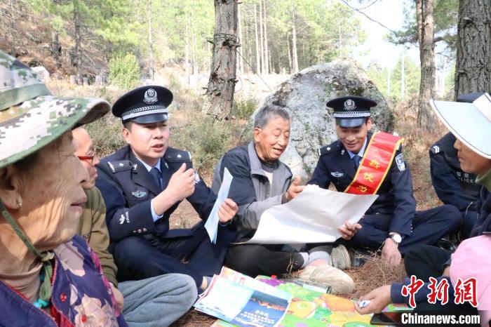 圖為竹瓦根邊境派出所民警為轄區(qū)群眾宣講森林防火常識(shí)?！≈裢吒吘撑沙鏊?供圖