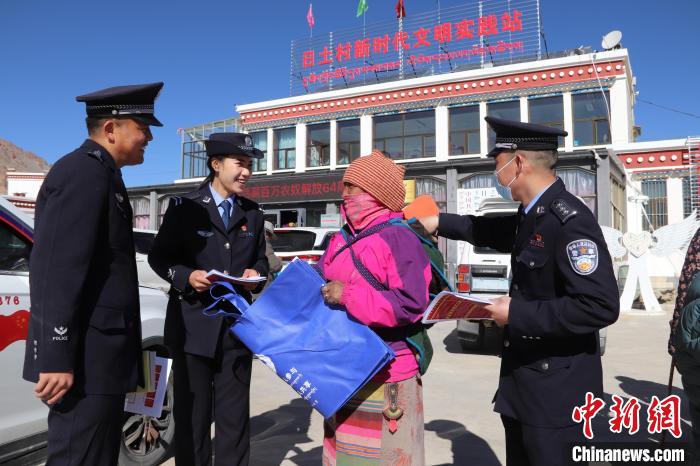 圖為日土邊境派出所民警在選轄區(qū)宣講國(guó)家安全知識(shí)?！∪尾?攝