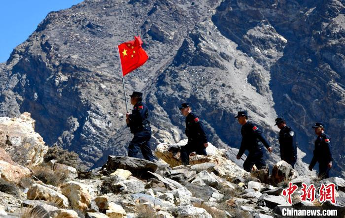 底雅邊境派出所民警夏永軍(左一)在巡邏中?！±盍?攝