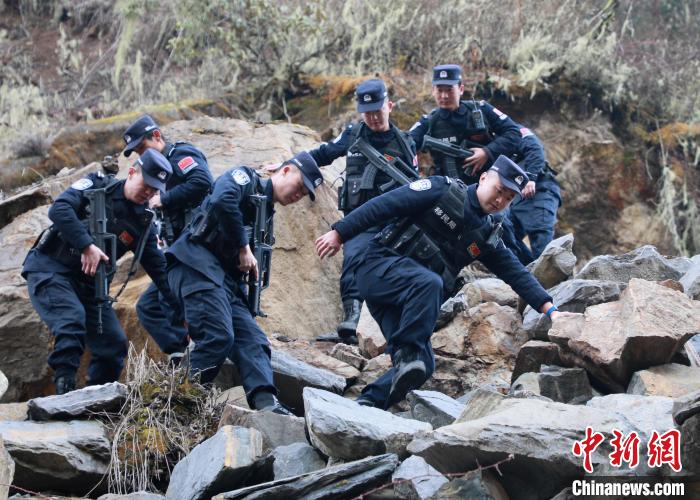 山南邊境管理支隊(duì)玉麥邊境派出所民警在邊境巡邏途中穿過亂石區(qū)。　鄭琦山 攝