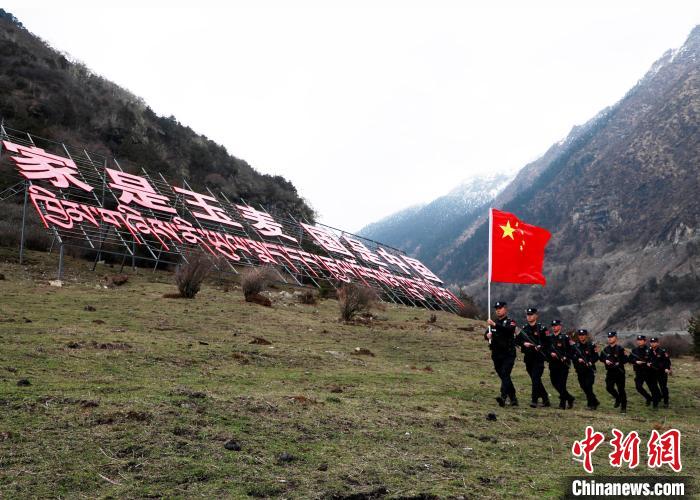 山南邊境管理支隊(duì)玉麥邊境派出所民警在轄區(qū)開展巡邏?！∴嶇?攝