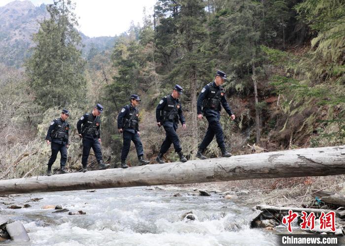 山南邊境管理支隊(duì)玉麥邊境派出所民警邊境巡邏途中走過河道上“獨(dú)木橋”?！∴嶇?攝