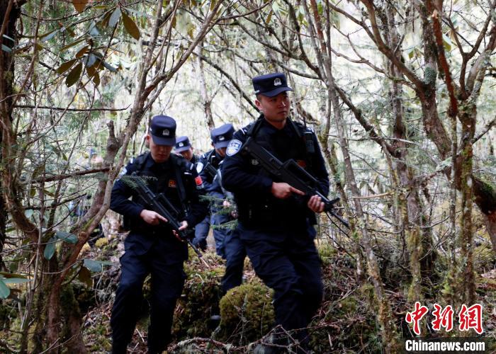 山南邊境管理支隊(duì)玉麥邊境派出所民警在邊境原始森林里開展邊境巡邏。　鄭琦山 攝