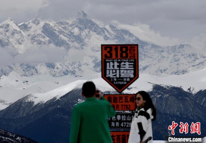 圖為5月14日，西藏林芝色季拉山觀景臺，游客遠眺南迦巴瓦峰?！　±盍?攝