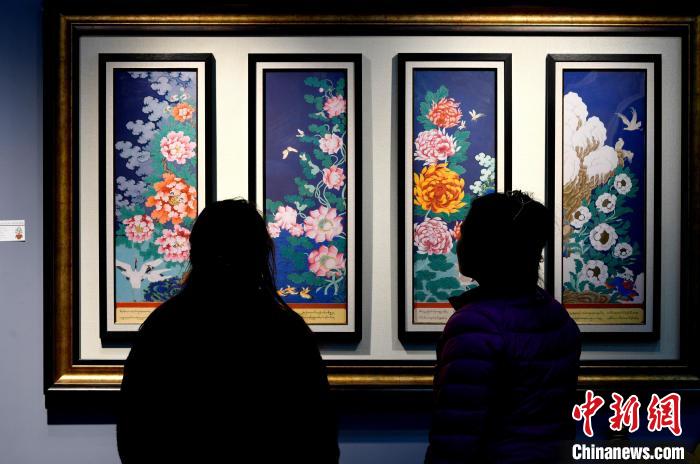 圖為5月16日，觀眾正在欣賞展覽中的新創(chuàng)唐卡作品?！±盍?攝