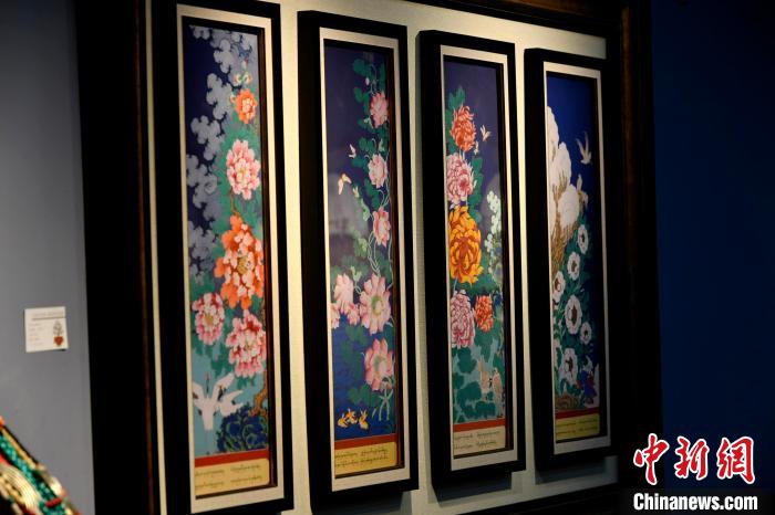 圖為5月16日，展覽中新創(chuàng)唐卡作品《四季花》?！±盍?攝