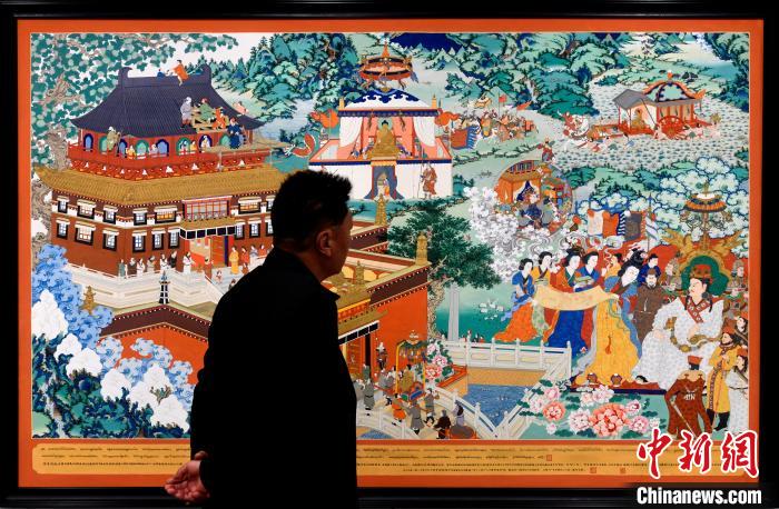 圖為5月16日，觀眾正在欣賞展覽中的新創(chuàng)唐卡作品?！±盍?攝