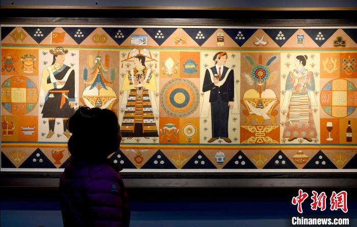 圖為5月16日，觀眾正在欣賞展覽中的新創(chuàng)唐卡作品?！±盍?攝