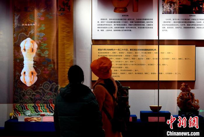 圖為5月18日，觀眾正在欣賞展覽。　李林 攝