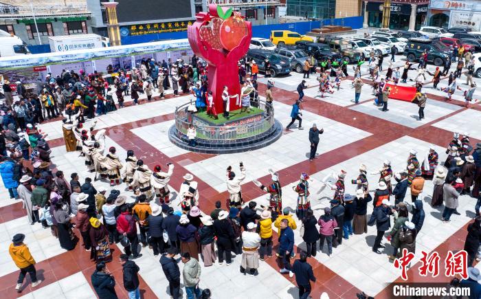 圖為“極地那曲 天際之旅”2023西藏那曲“中國旅游日”音樂美食嘉年華活動現(xiàn)場?！∧乔形幕吐糜尉止﹫D