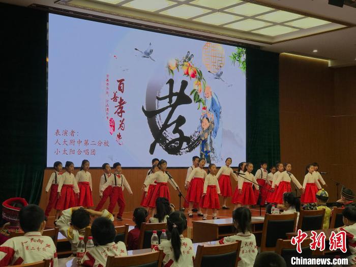 圖為中國(guó)人民大學(xué)附屬中學(xué)第二分校的小朋友們合唱?！￡惤ㄐ?攝
