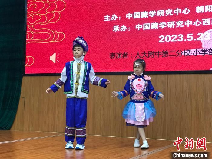 圖為中國(guó)人民大學(xué)附屬中學(xué)第二分校的小朋友們展示民族服飾?！￡惤ㄐ?攝