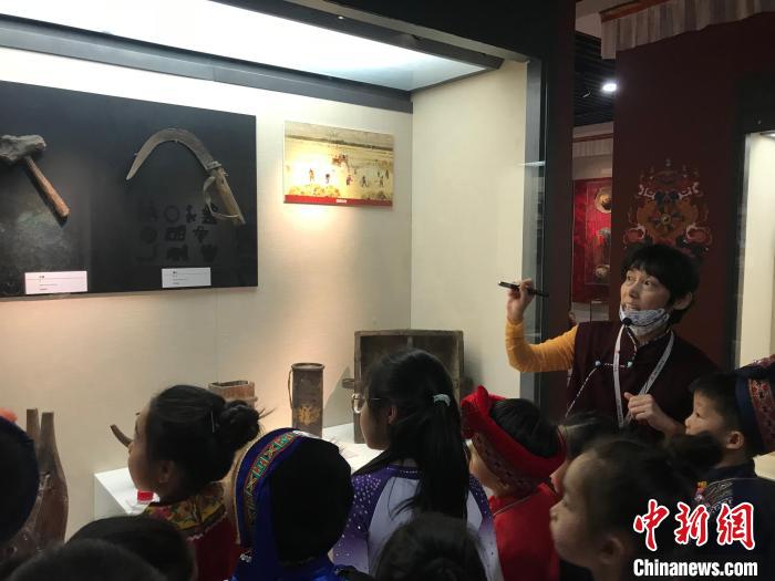 圖為中國(guó)人民大學(xué)附屬中學(xué)第二分校的小朋友們參觀(guān)“雪域星光——西藏傳統(tǒng)文化藝術(shù)展”。　陳建新 攝