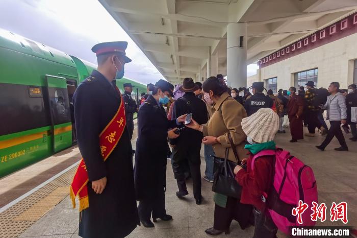 日喀則火車站工作人員引導(dǎo)乘客乘坐高原復(fù)興號。　斗山得 攝