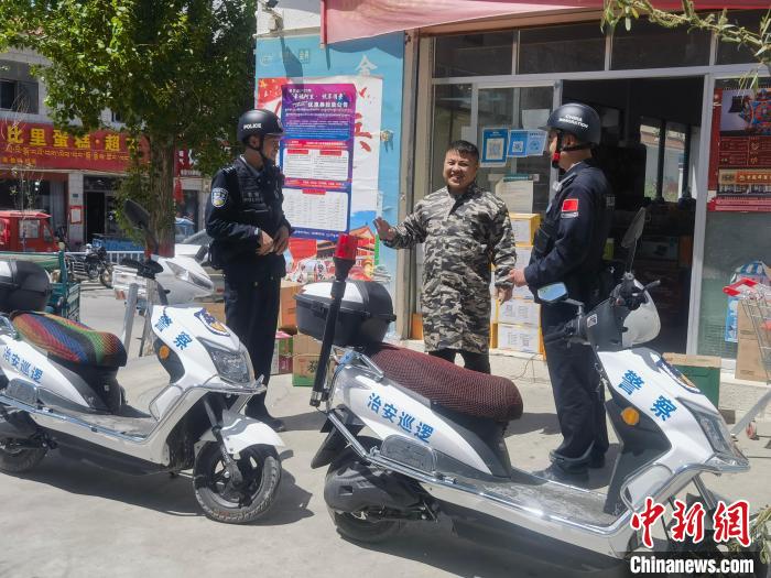 民警對轄區(qū)商鋪進行走訪排查?！↑S創(chuàng)偉 攝