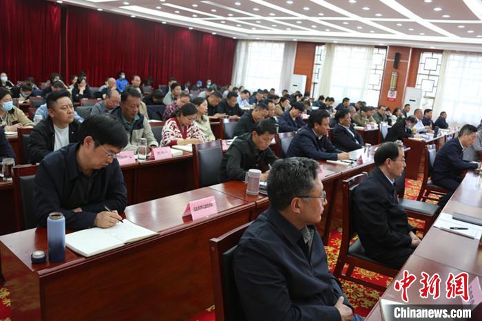 圖為專題黨課現場。　貢桑拉姆 攝