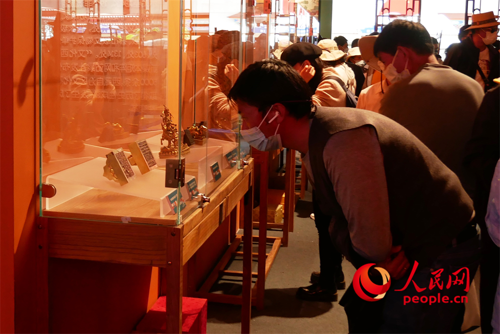 觀眾正在展區(qū)參觀。人民網(wǎng) 韋衍行攝