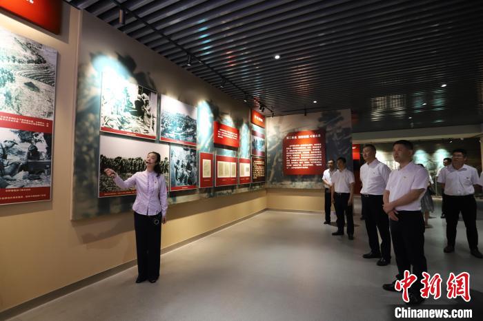 圖為西藏航空一行在臨沂市孟良崮戰(zhàn)役紀(jì)念館開展主題教育活動(dòng)。　姜博 攝