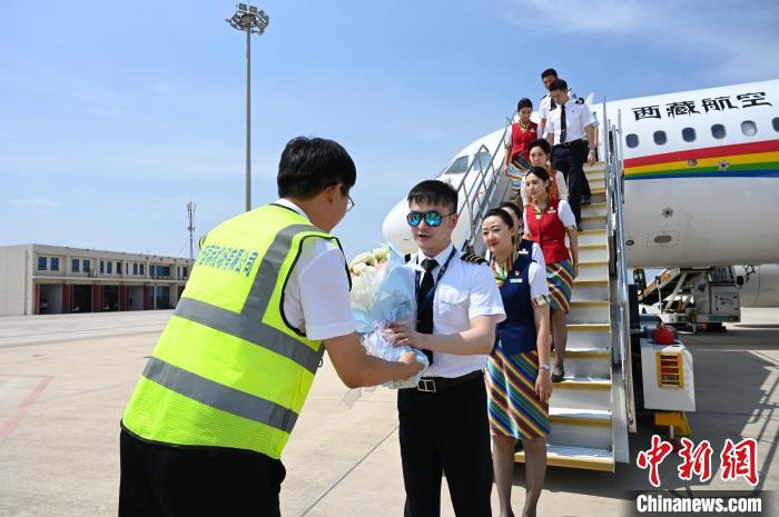 圖為機(jī)組順利抵達(dá)后獲贈(zèng)祝賀。　趙朗 攝