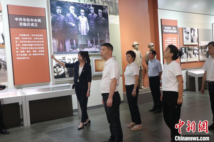 圖為西藏航空一行在臨沂市沂蒙革命紀(jì)念館開展主題教育活動(dòng)。　姜博 攝
