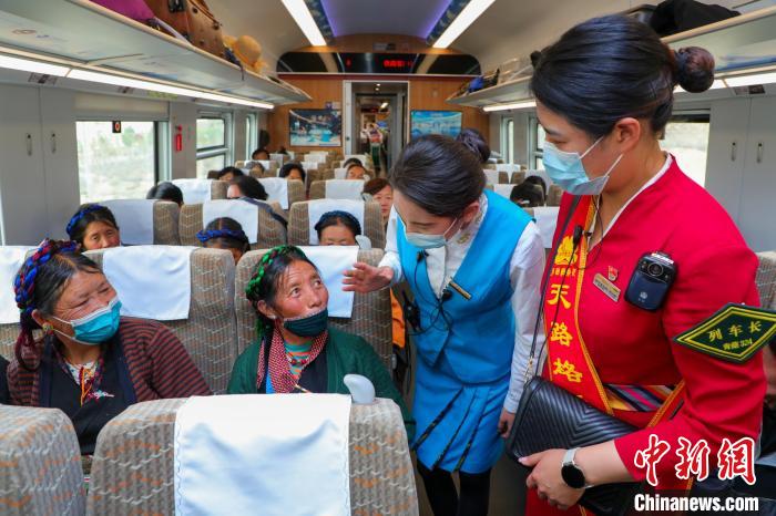 農(nóng)牧民乘坐高原復興號動車組出行?！≈軔傁?攝