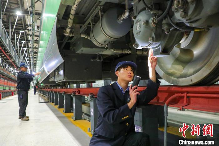 圖為工作人員檢查高原復興號?！≈軔傁?攝
