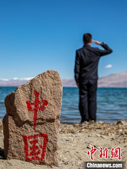 班公湖畔的“中國”標記?！↓埿▲P 攝