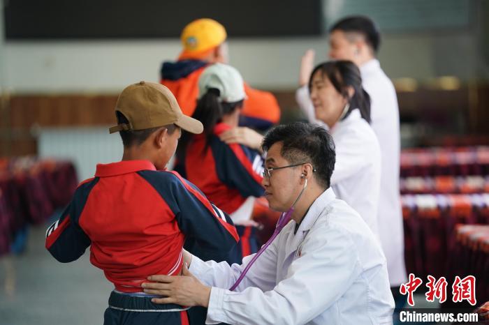 6月26日，西藏日喀則特校的孩子參加先心病篩查?！√K丹 攝
