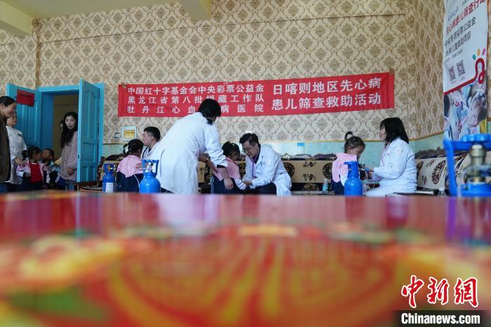 6月27日，西藏康馬縣雙語幼兒園的孩子參加先心病篩查?！√K丹 攝