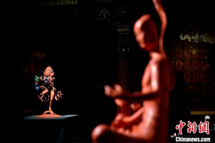 圖為展覽中圍繞西藏歷史與傳統(tǒng)創(chuàng)作的雕塑作品。　李林 攝