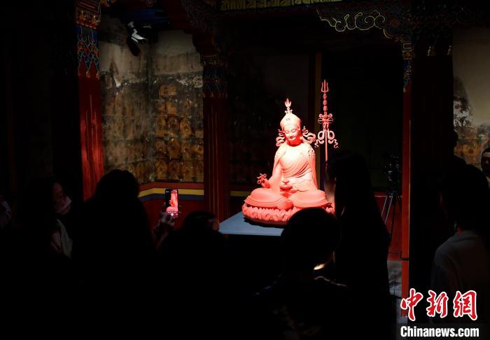 圖為觀眾正在欣賞展覽中的雕塑作品?！±盍?攝