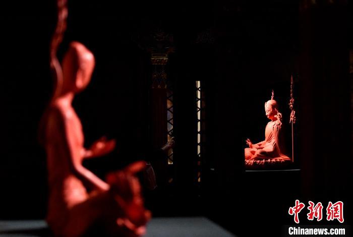 圖為展覽中圍繞西藏歷史與傳統(tǒng)創(chuàng)作的雕塑作品。　李林 攝
