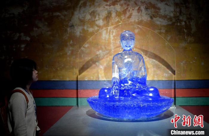 圖為觀眾正在欣賞展覽中的雕塑作品?！±盍?攝