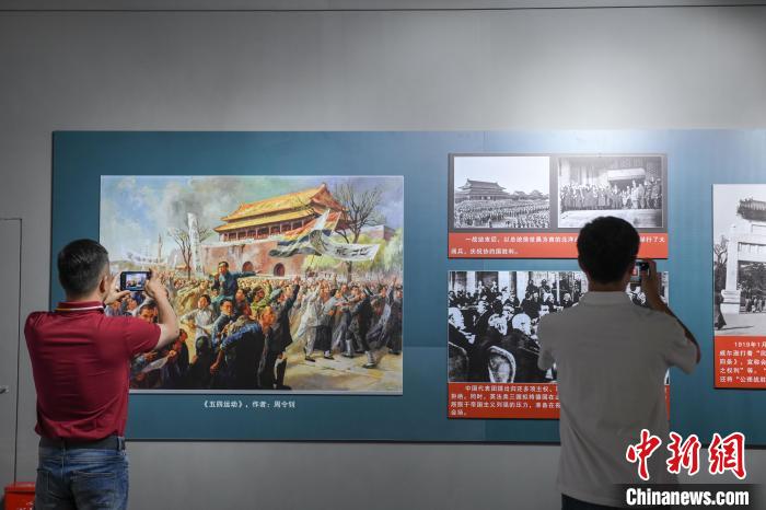 圖為市民參觀《曙光·偉業(yè)——五四運(yùn)動(dòng)與中國(guó)共產(chǎn)黨的成立》“七一”特展?！∝暩聛?lái)松 攝