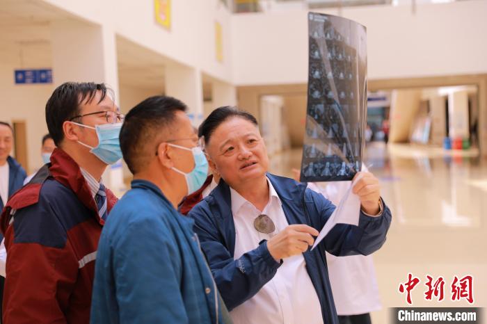 上海專家們采用“一對(duì)一”指導(dǎo)等方式，帶動(dòng)日喀則市人民醫(yī)院科室、醫(yī)生業(yè)務(wù)水平的提升。　上海交大醫(yī)學(xué)院供圖