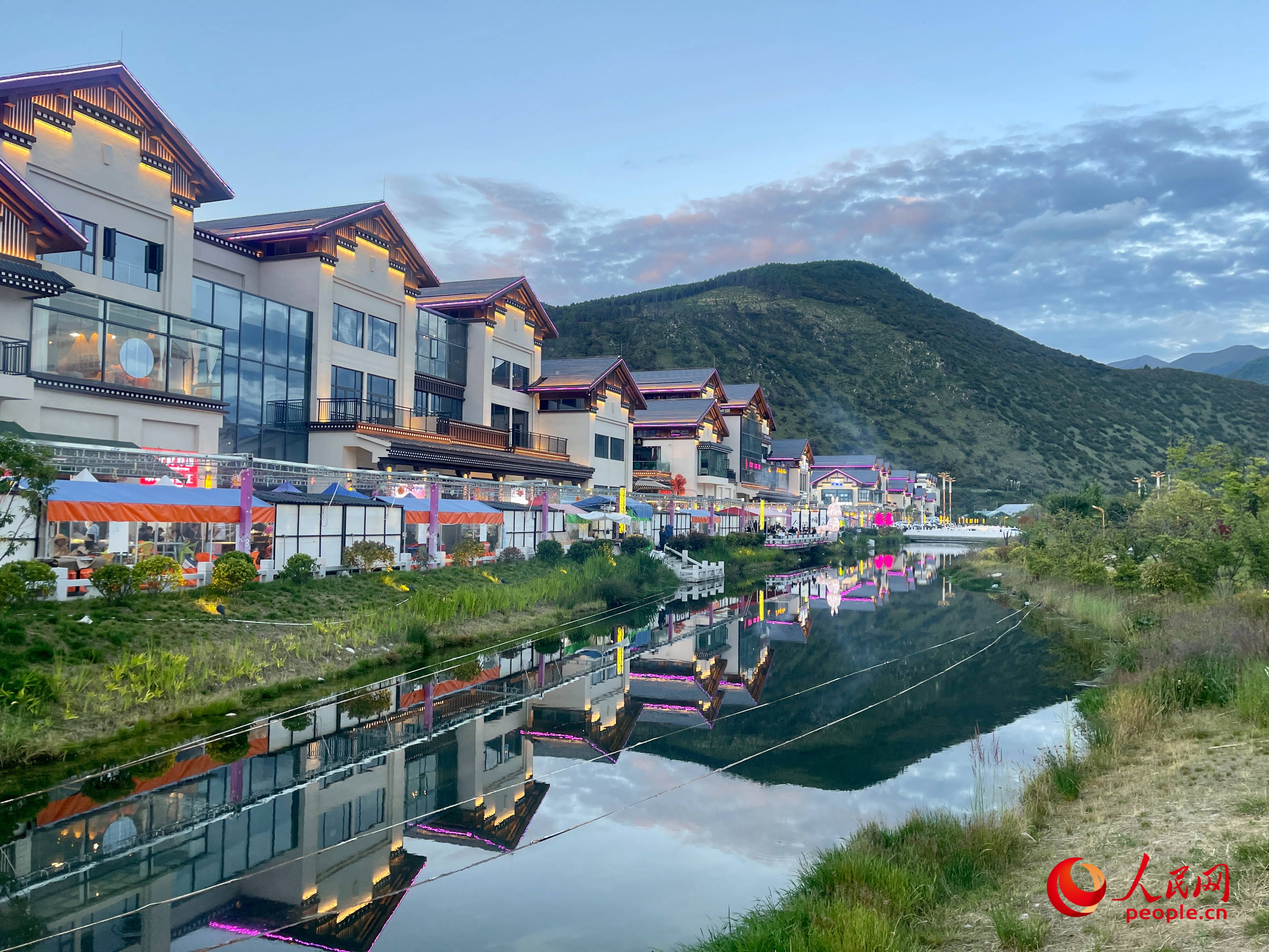 工布公園的一角，風景秀麗。人民網(wǎng) 周靜圓攝